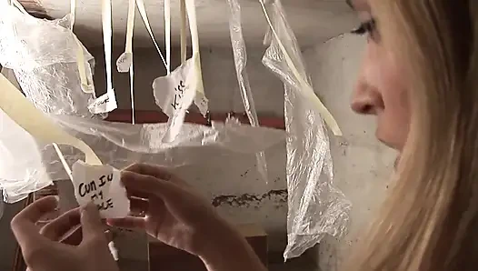 Garip adamlar sarışın bebeği mahvediyor