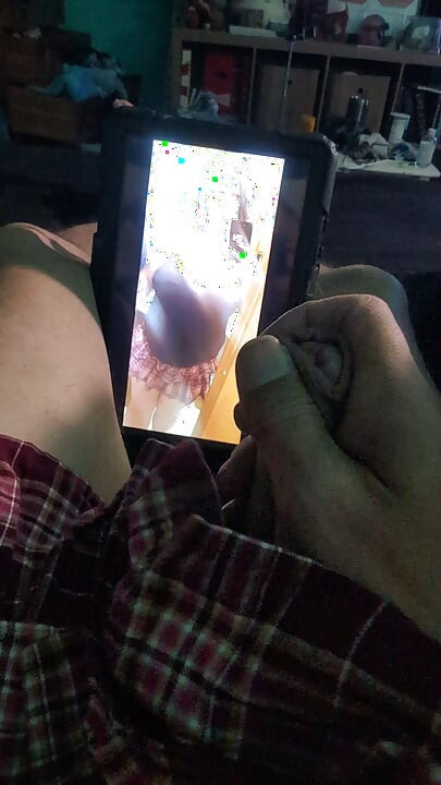Onun gibi giyinip fotoğrafında boşalıyorum.