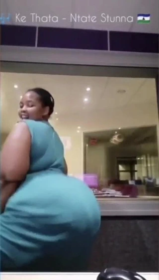 İri güzel kadın twerk yapıyor