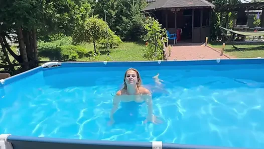 Nefesimi havuzda su altında tutarken dildo sikişi ve dildo sakso