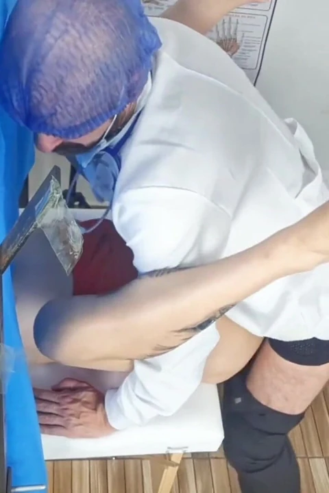 Yaramaz genç kız amını göstermek için jinekologa gidiyor