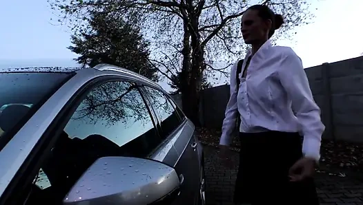 Sekreter piliç siyah ve beyaz yarakla sert sikiliyor