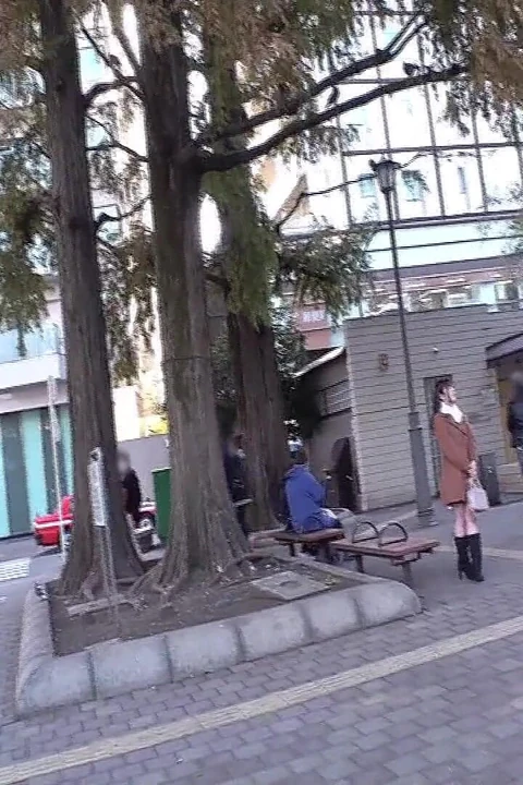 Public plaza kiss addict daha fazlası için yalvarıyor hareket halinde öpüşmeye devam ediyor sonra oral ve ağız bitiyor