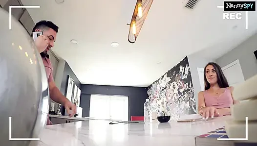 Dadı stresli babayı sakinleştirmesi gerektiğinde ...