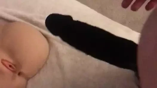 Silikon bebek ile oynayan büyük horoz kol