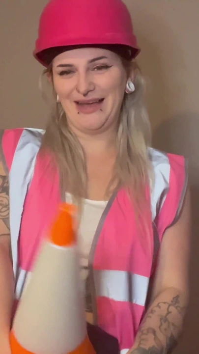 Sıkı amcığımı büyük trafik koni dildo ile esnetiyorum