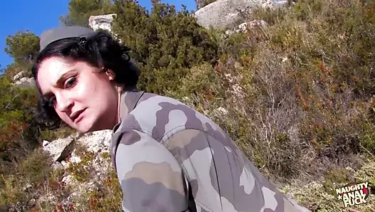 Asker üniformalı açık havada anal seks esmer için büyük bir dönüş