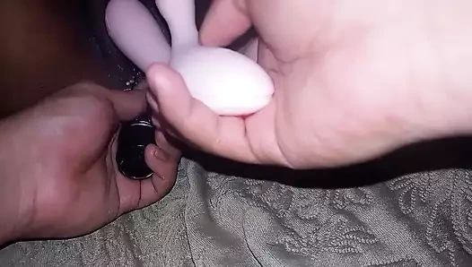 Sadakatsiz üvey anneme iki vibratörle mastürbasyon yapıyorum ta ki arka arkaya birkaç orgazm olana kadar