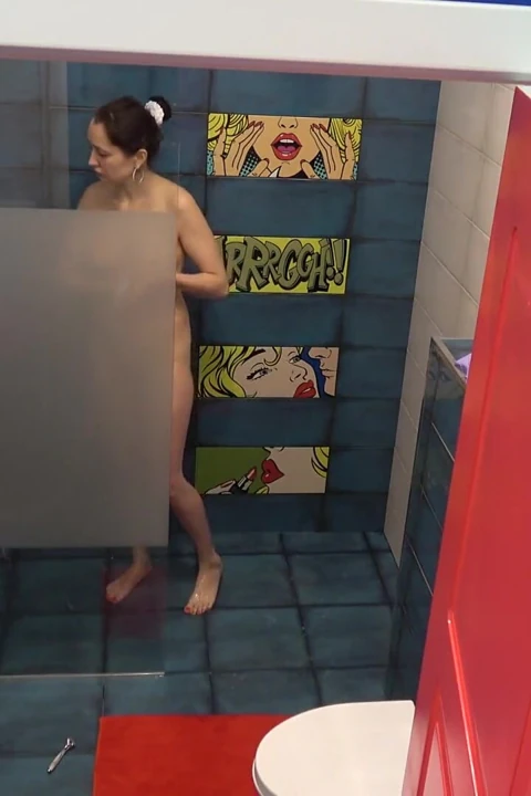 Duşta gerçek büyük memeli orta yaşlı seksi kadın