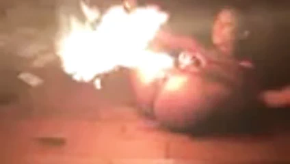 Striptizci kediden ateş çıkardı