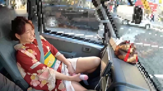 Evli kadın kimonosunu çıkarıyor ve onu kucaklıyor. 2