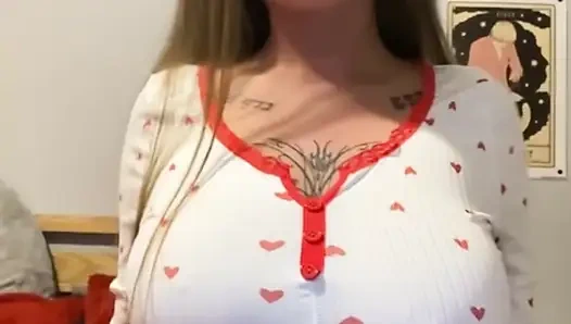 Kendi kendine filme çekilen İskoç gotik sürtük titrek kalçalar parmakları derine gömerken inliyor