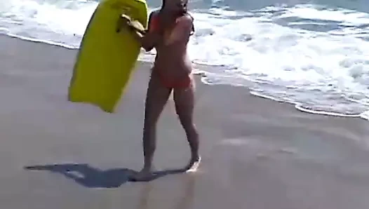 Denizde geçen bir günün ardından tatlı küçük nisan parmakları kendini