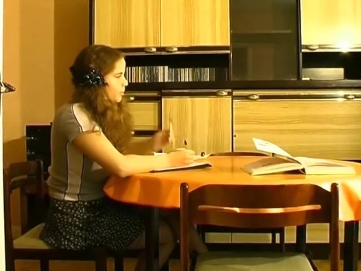 Tatlı Fransız genç kız ev ödevi yaptıktan sonra iki adamla sikişiyor