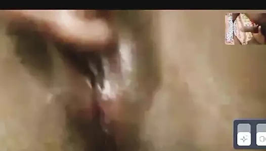 Görüntülü görüşmede mastürbasyon yaparken boşalıyor, tam videoyu burada izleyin