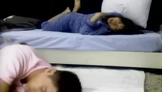 Asyalı genç kız amcığını siktiriyor