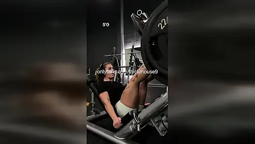 18 yaşındaki spor salonu kızı canlı yayın sırasında yanlışlıkla sıkı amcığını teşhir ediyor