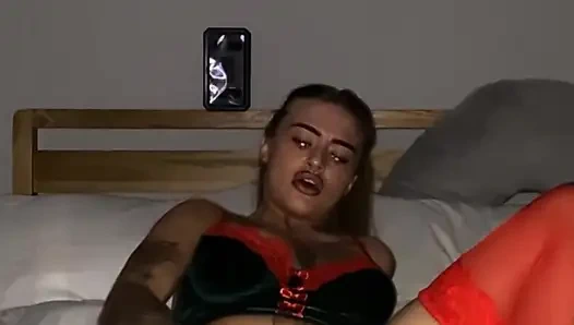 Bakire götlü tombul emo parmaklarıyla kamerada kaybetmesini izliyor