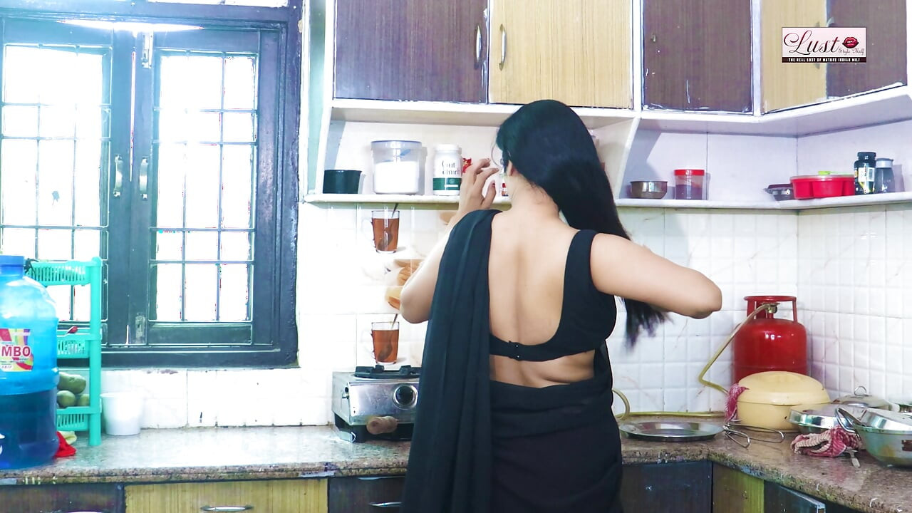 Orta yaşlı seksi kadın seksi bhanjaa ile sikiliyor