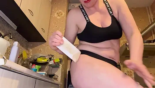 Kalçalarımı ağdalıyorum ve yağlıyorum