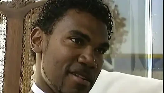 Siyah oyuncak oğlanı memnun etmek ve sikmek için bazı beyaz sürtükler var