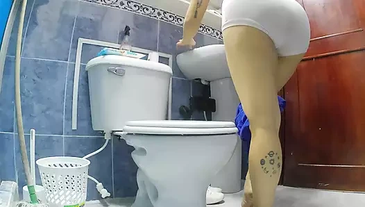 Hemşire umumi banyoda doktor Gocco'nun ofisinde işiyor