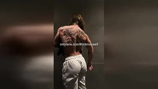Kaslı 18 yaşındaki kız spor salonuna yumruk sokuyor canlı