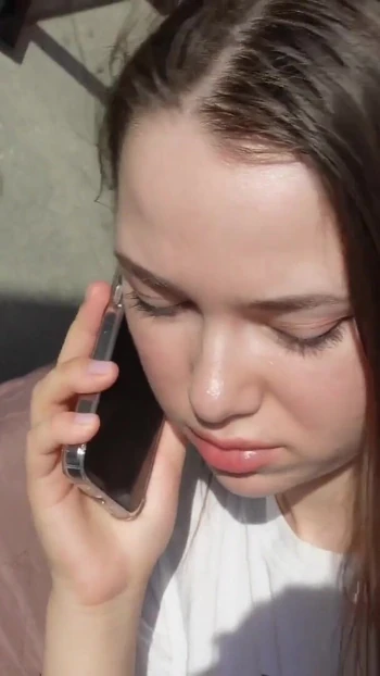 Знаковый момент из "Трахаю мою сводную сестру, пока она разговаривает по телефону со своим бойфрендом".