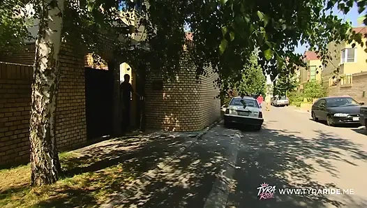 Siyah elbiseli ve çoraplı kızıl saçlı sakso çekiyor ve alıyor