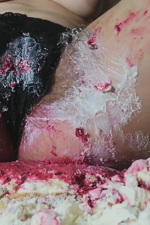 Cake Kamerada Oturuyor