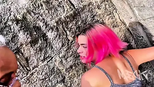 Bir arkadaşımın evinde birkaç gün geçirmeye gittim ve yaramaz arkadaşının olanlara baktığını gördüm