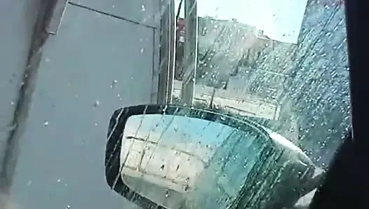 Masturbe ma chatte en public au lave-auto, la branlette de mon mari dans la circulation ! Partie 1
