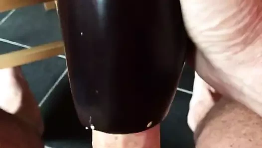 Timbooth'un bir parça meyve ile mastürbasyon yaptığı ev yapımı video