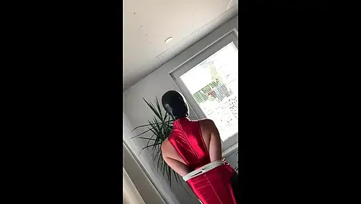 Armbinder yüksek topuklu ayakkabılar yürüyor 1