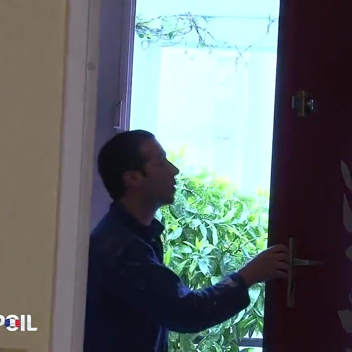 İç çamaşırlı ateşli sarışın hatun dildoyla oynuyor
