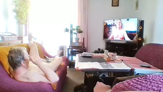 Fetter Kerl wichst zu eigenen Videos
