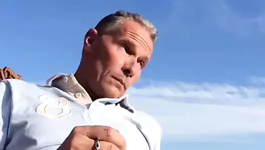 1025