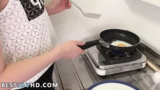 Kirli ve muhteşem Yumi Maeda bu bakış açısı xxx filminde deneyimsiz bir sakso çekiyor.