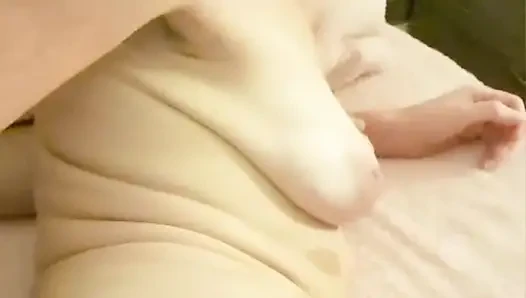 Ailem dışarıdayken beni sikiyor
