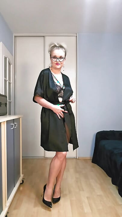 Naylon çorap giyen orta yaşlı seksi kadın seksi dans gösterisi