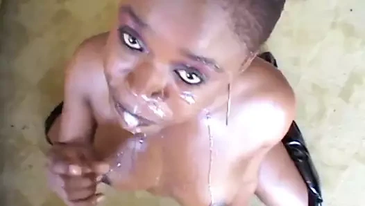 Busty oral seks genç gider aşağı üzerinde beyaz horoz