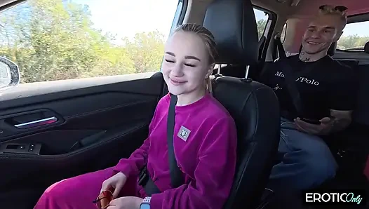 20 yaşındaki sarışın hatun ne yaptığını bilen azgın yaşlı bir adam tarafından sert sikiliyor