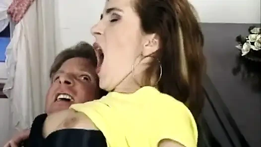 Almanya'dan minyon hatun deliklerinden sert sikiliyor