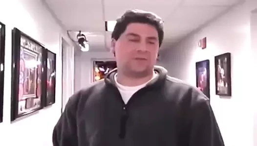 Stump the booey -guy oyunu kaybeder, böylece kız kardeşi soyunmak zorunda kalır