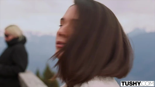 Tushy anal takıntılı güzellik Eve Sweet dağ evinde Clemence Audiard ve erkek arkadaşını baştan çıkarıyor