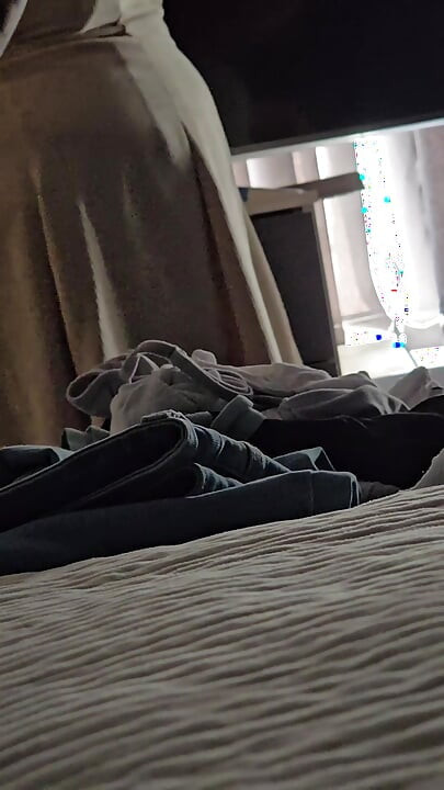 Üvey anne üvey oğlunun odasında çıplak yeni elbiseyi deniyor