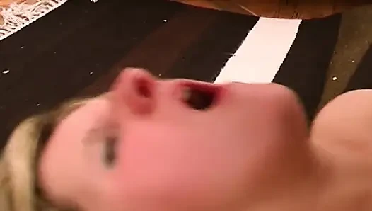 Sarışın orta yaşlı seksi kadın vahşi seansta emiyor ve amını yiyor