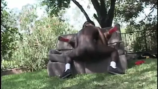 Seksi hatun açık havada kanepede almak için eğilir