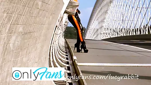 Fotoğraf çekiminden sahne arkası - halka açık siyah ve turuncu lateks