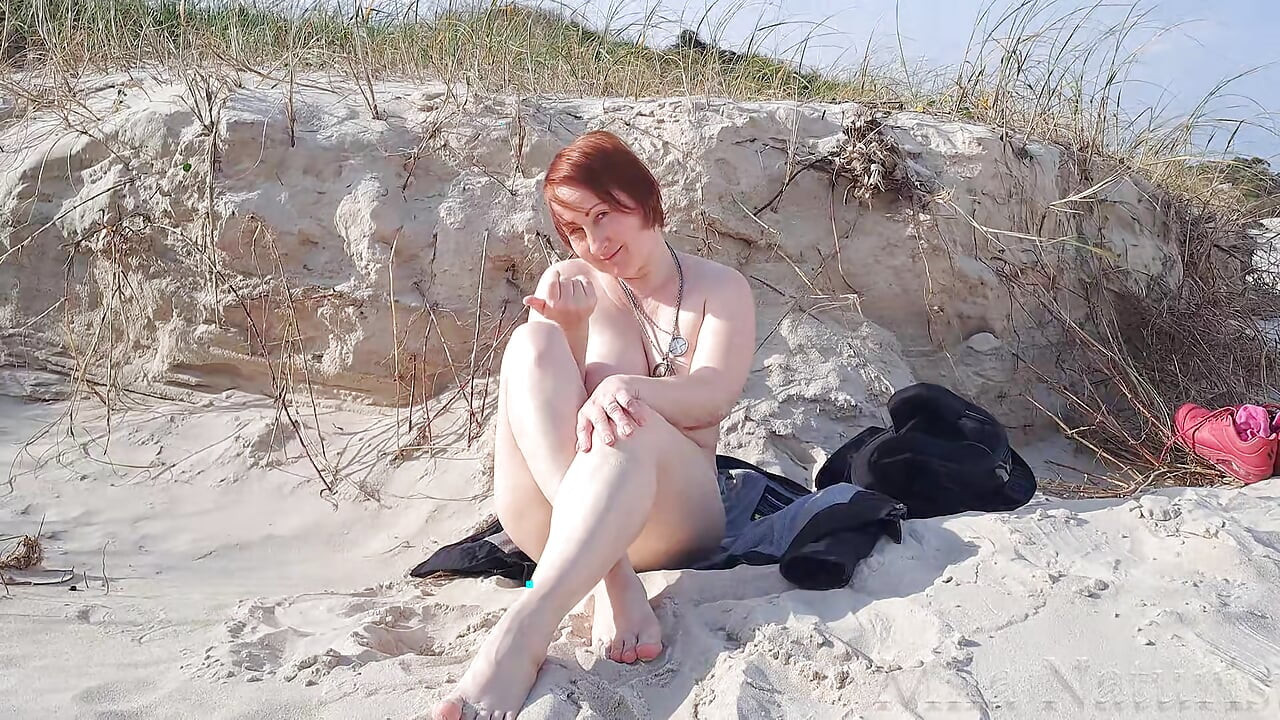 Bir motorcu kız vahşi bir plajda soyunuyor ve mastürbasyon yapıyor.